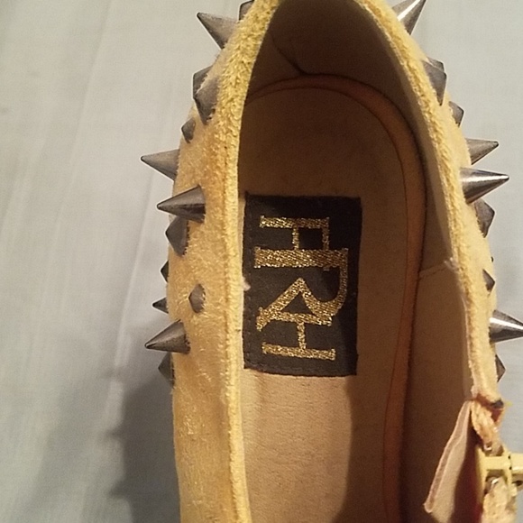 Golden yellow Spike booties - Picture 3 of 5